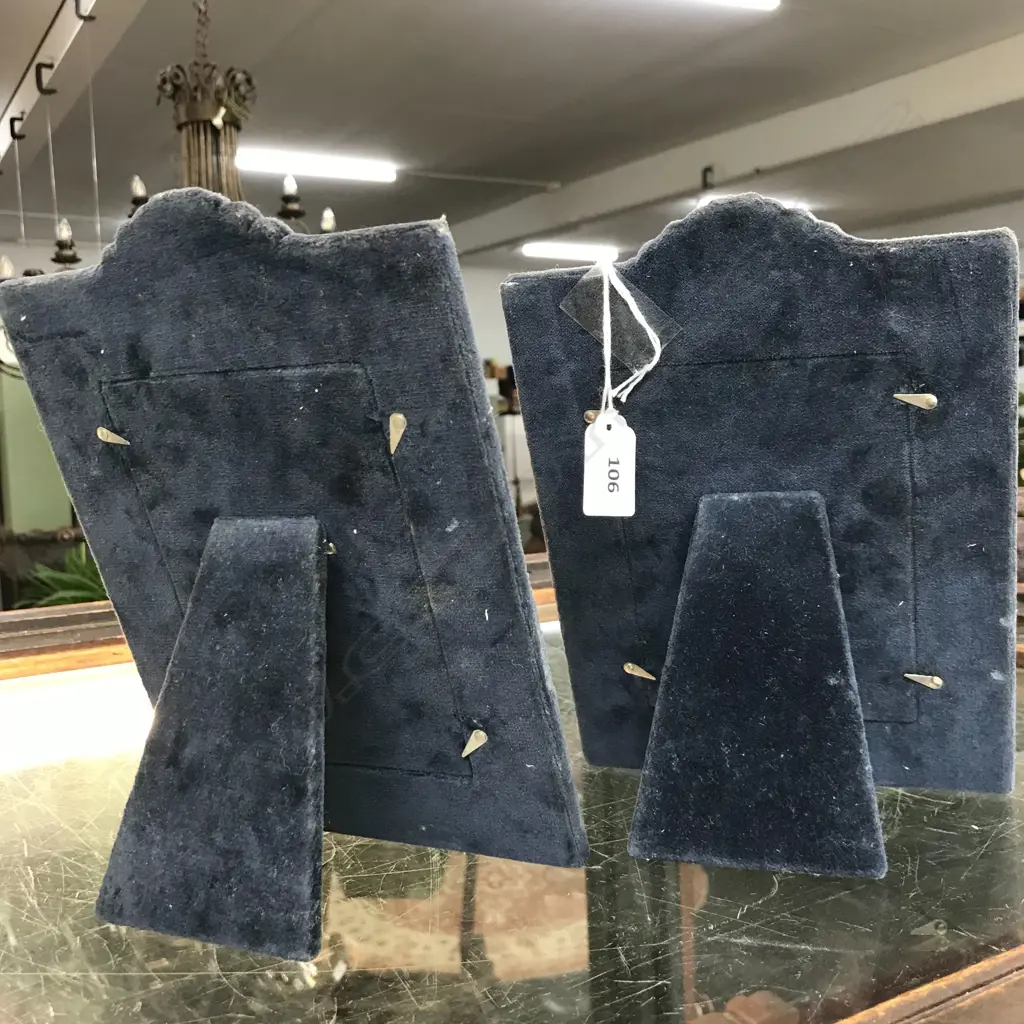 A pair of antique style silver photo frames Image 1++