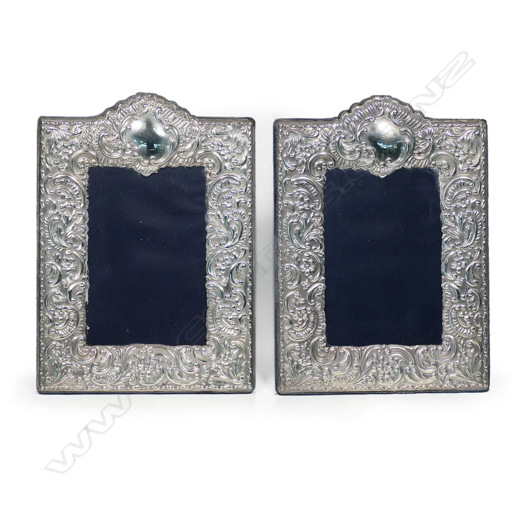 A pair of antique style silver photo frames Image 1++