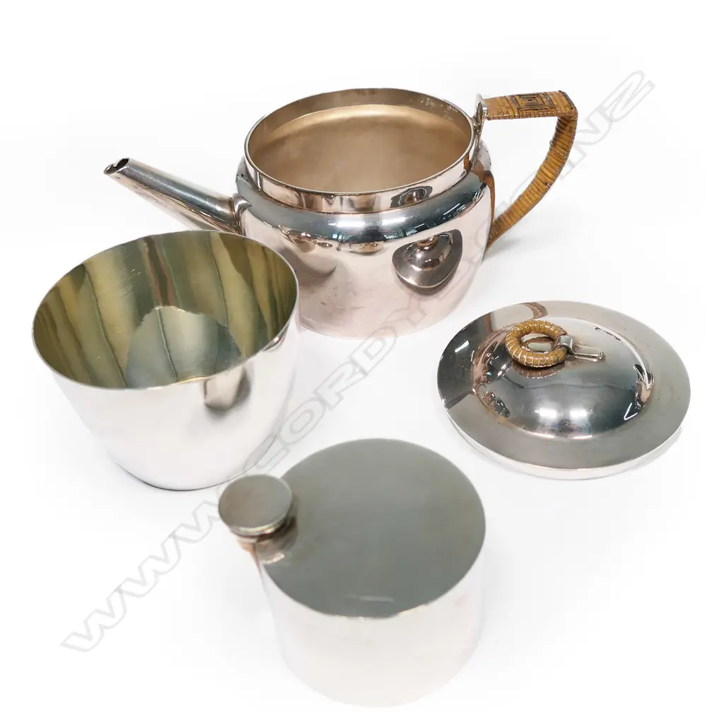 An early 1900s Royal Worcester and silver plate travelling tea set, Image 1++