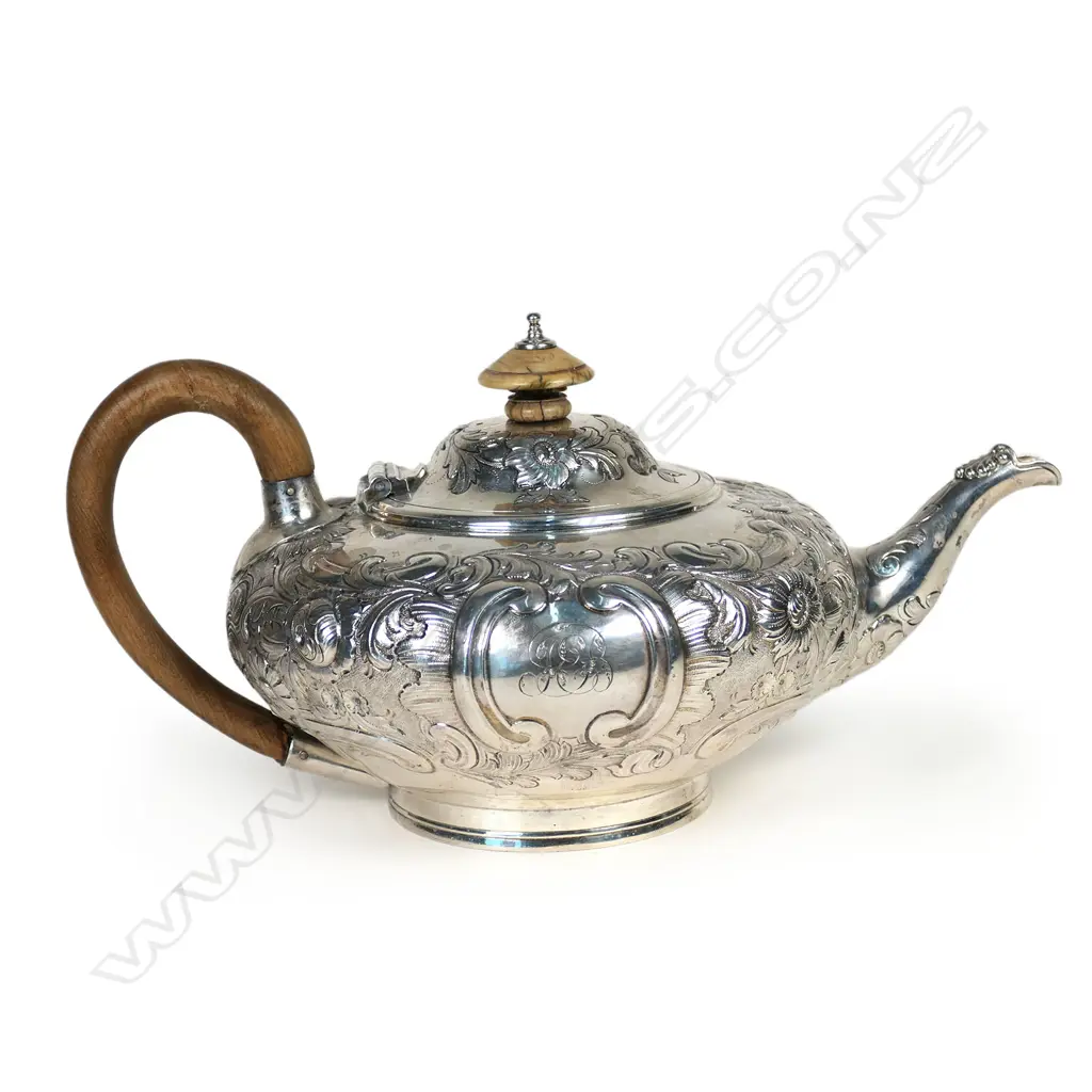 A Victorian silver teapot, London 1847 by Walter Morrisse, Image 1++