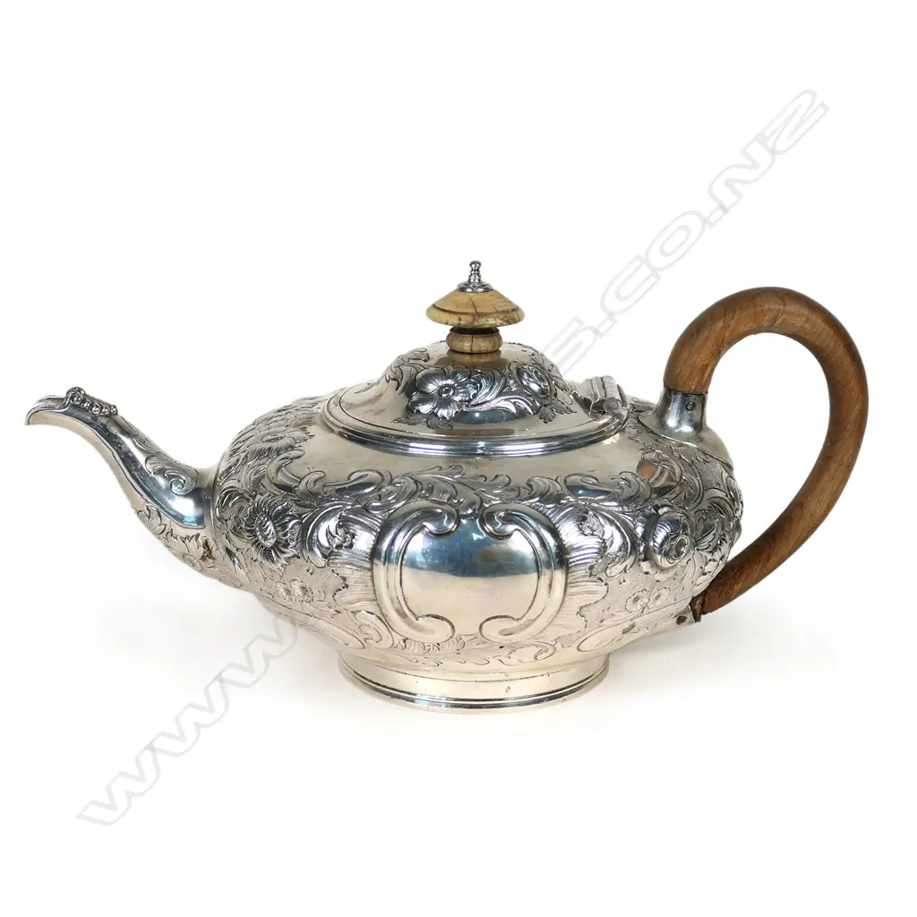 A Victorian silver teapot, London 1847 by Walter Morrisse, Image 1++