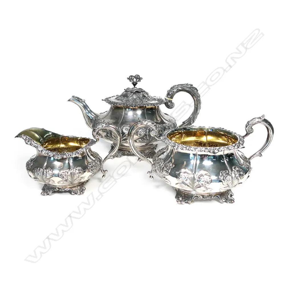 A George IV silver three-piece tea set, Image 1++
