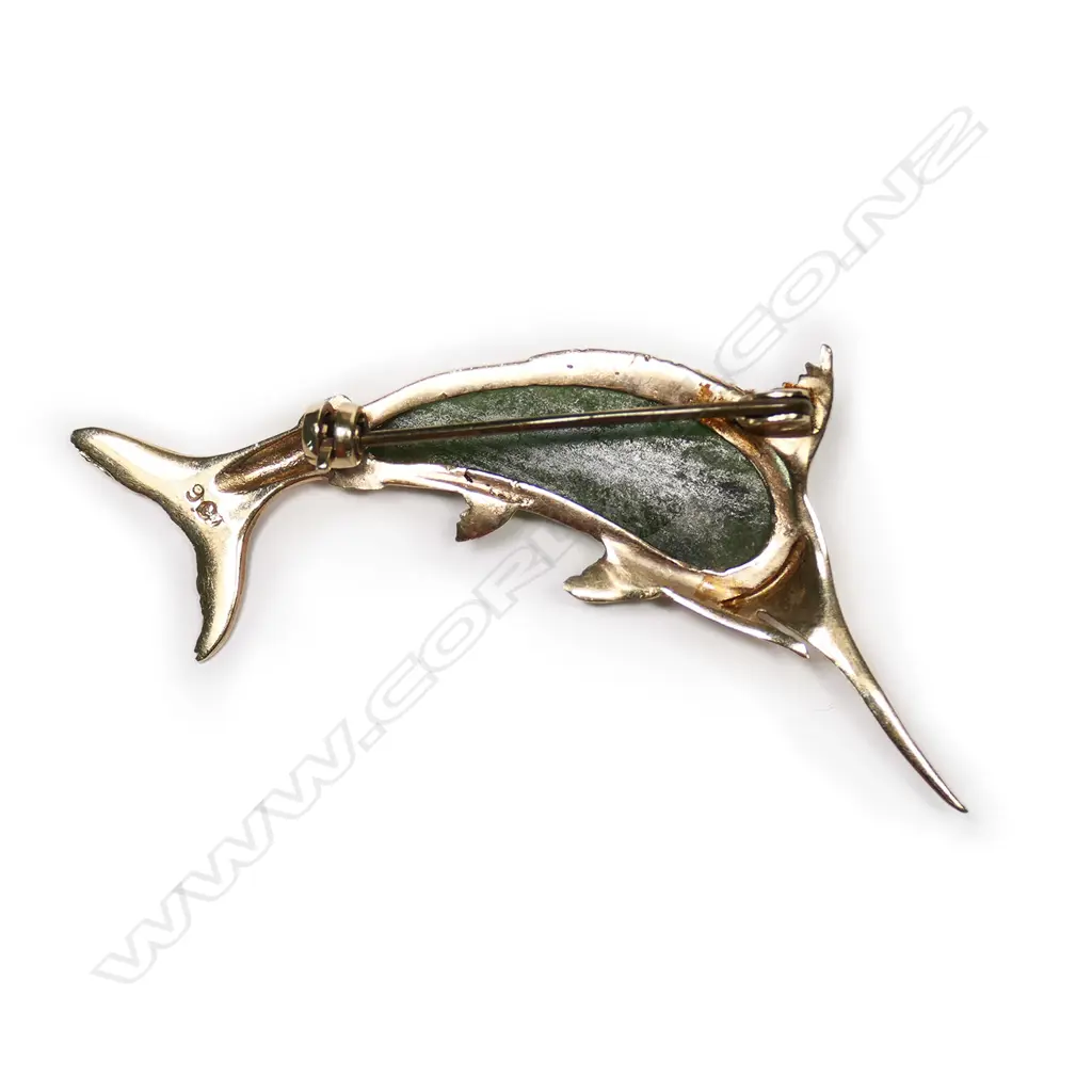 A 9ct gold and pounamu brooch, Image 1++