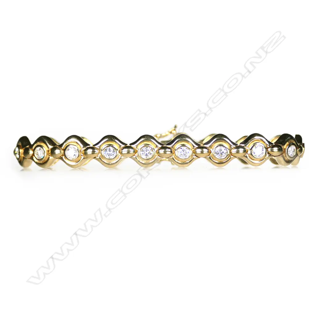 An 18ct gold and diamond bracelet, Image 1++