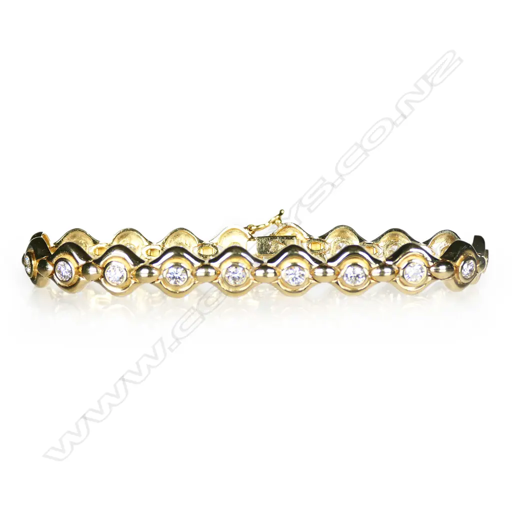 An 18ct gold and diamond bracelet, Image 1++