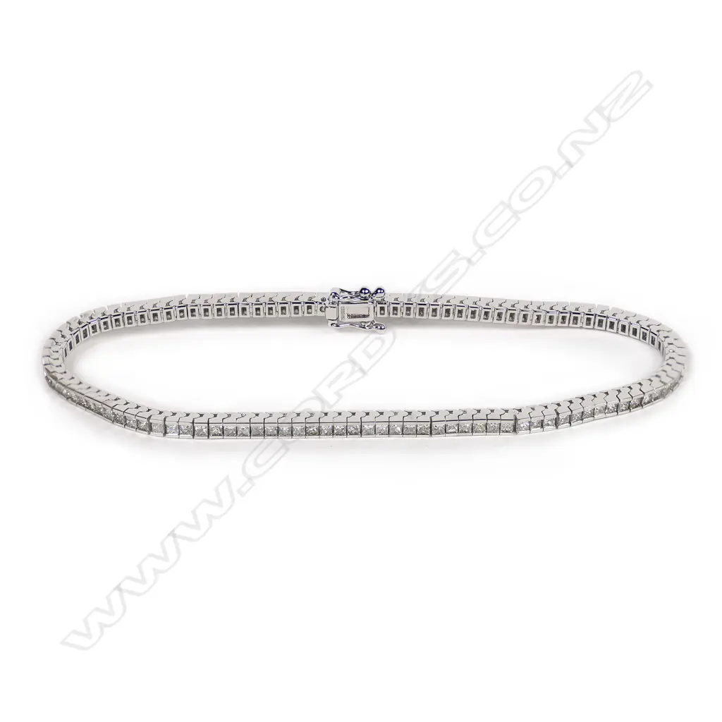An 18ct white gold and diamond tennis bracelet, Image 1++