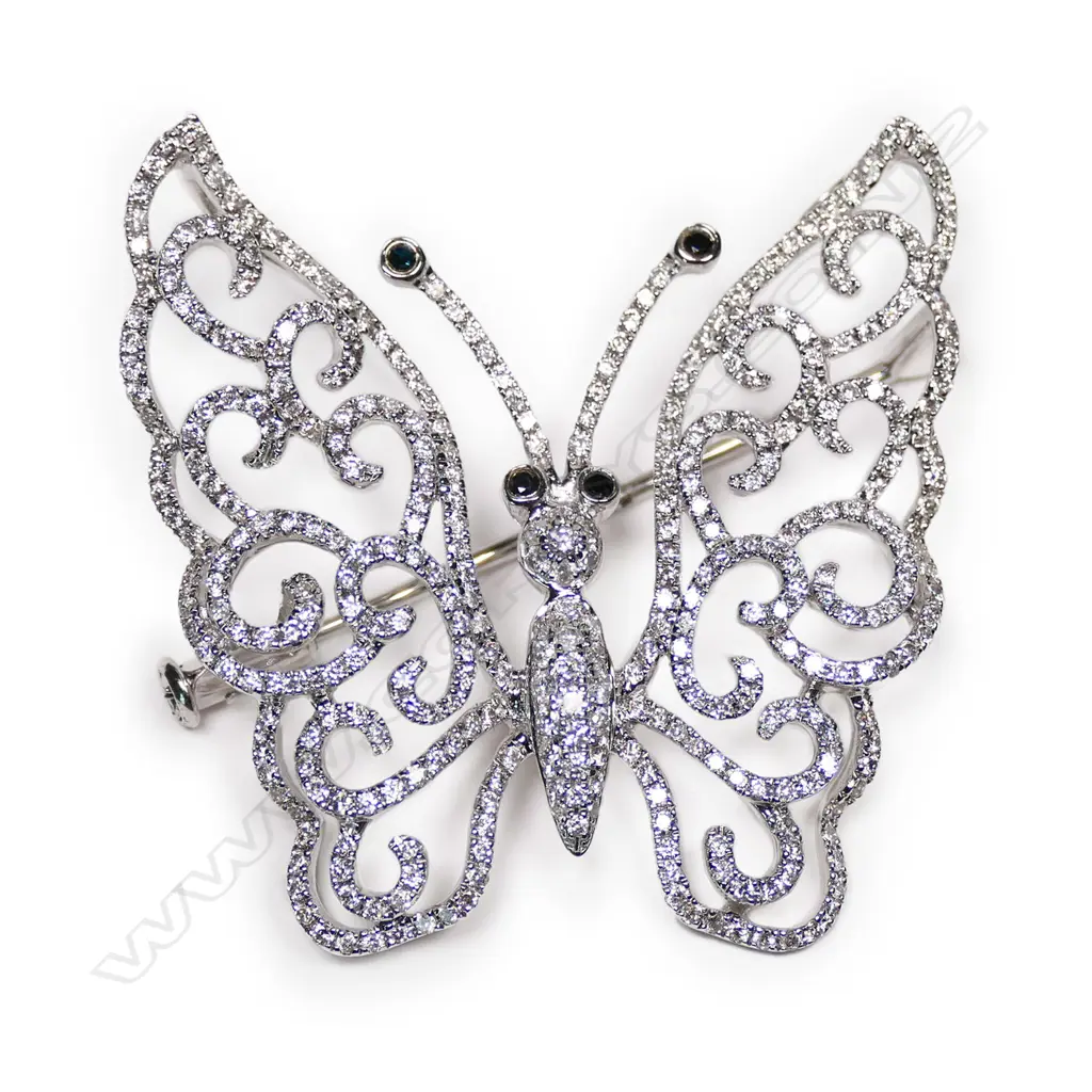 An 18ct white gold and diamond butterfly pendant/brooch, Image 1++