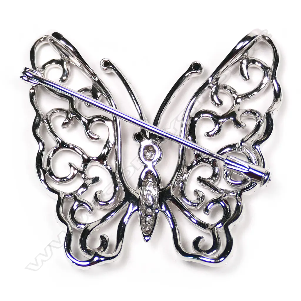 An 18ct white gold and diamond butterfly pendant/brooch, Image 1++