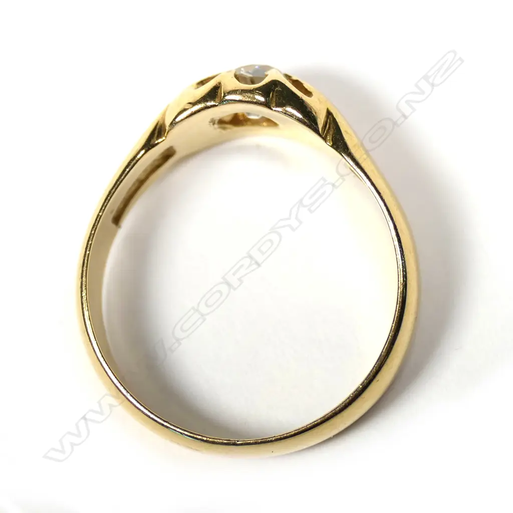 An early 20thC, 18ct yellow gold solitaire diamond ring, Image 1++