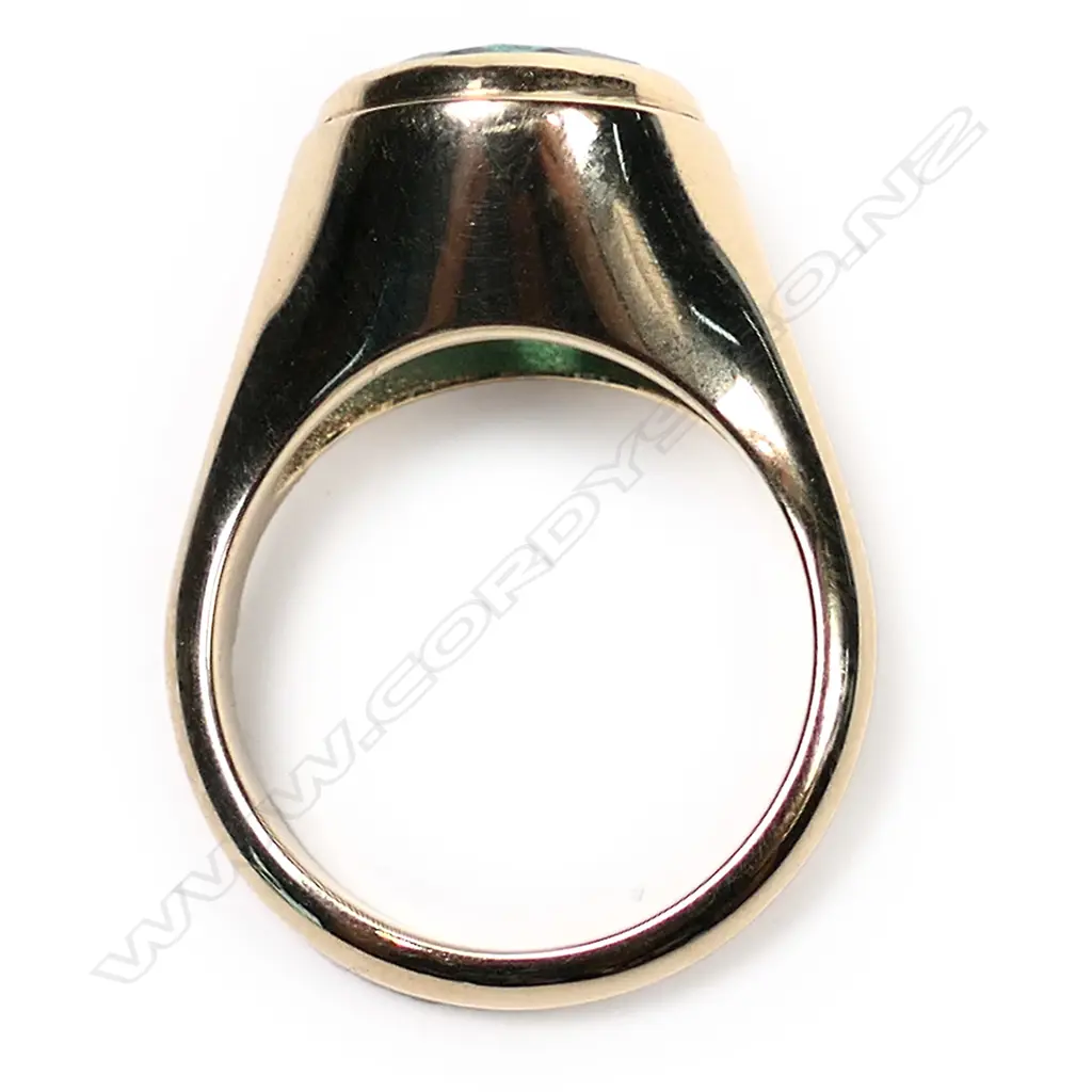 A 9ct gold and emerald ring, Image 1++