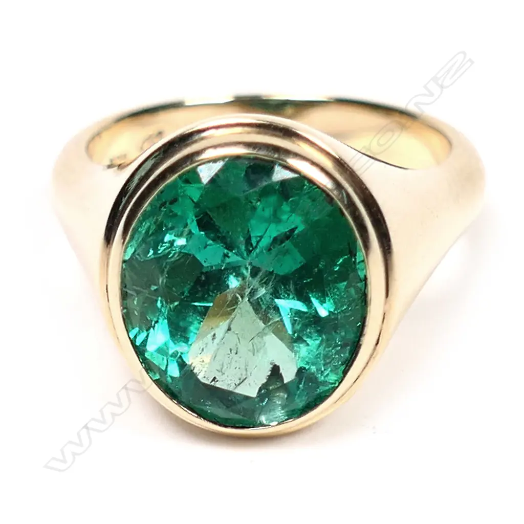 A 9ct gold and emerald ring, Image 1++