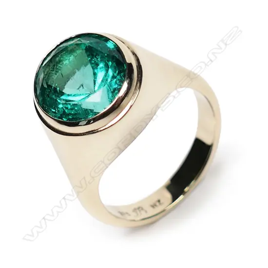 A 9ct gold and emerald ring,