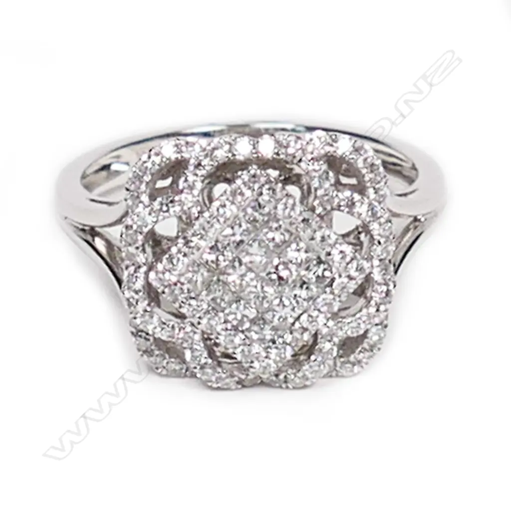 An 18ct white gold and diamond ring, Image 1++