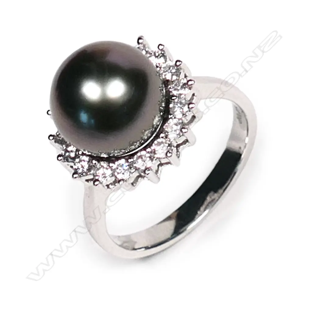 An 18ct white gold, diamond and pearl ring, Image 1++