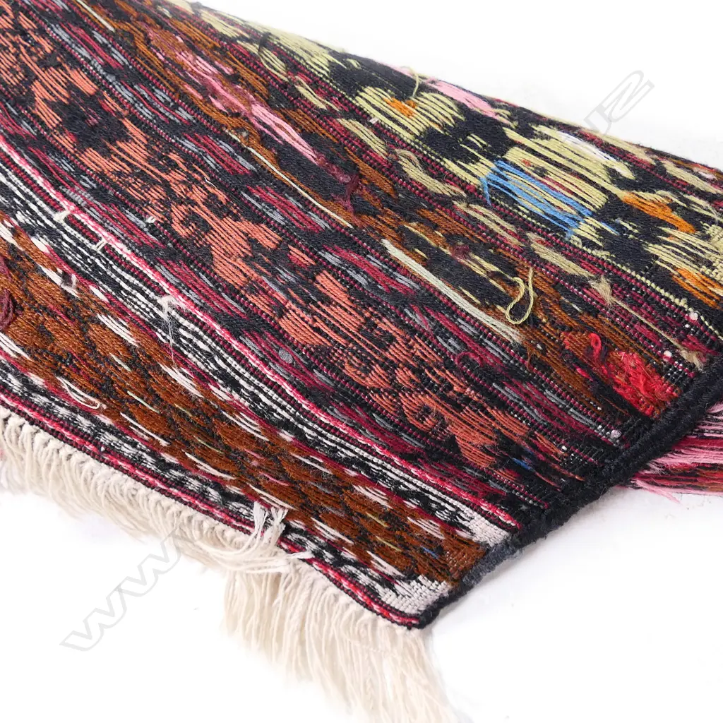 A Sumak flat weave rug, Image 1++