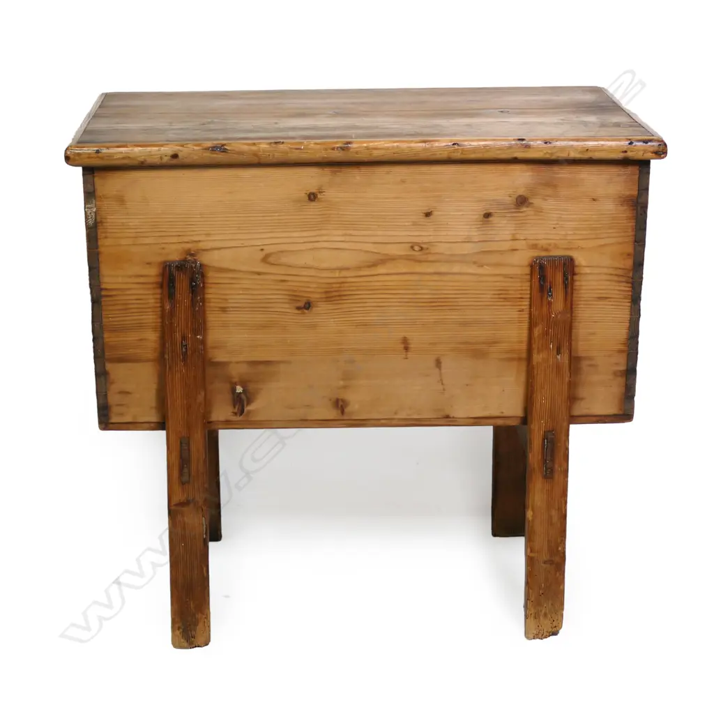 A 19thC country pine baker's dough bin, Image 1++