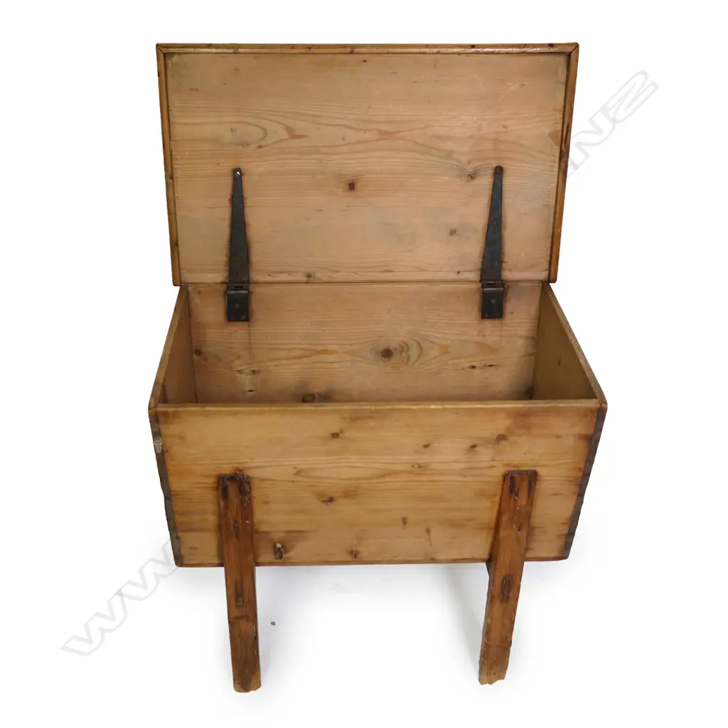 A 19thC country pine baker's dough bin, Image 1++