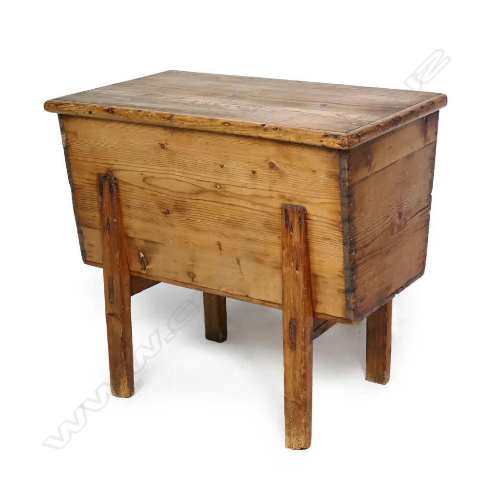 A 19thC country pine baker's dough bin, Image 1++