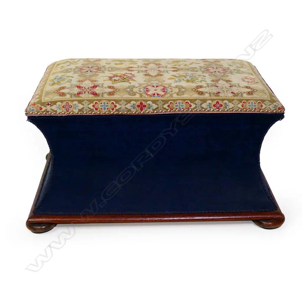 A Victorian ottoman, Image 1++