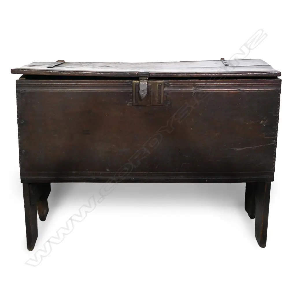 An oak 17th/18thC coffer, Image 1++