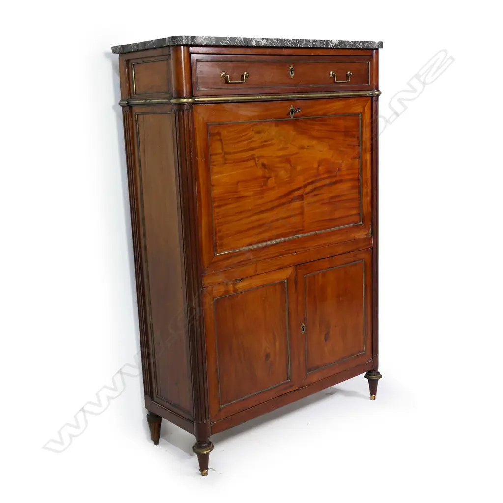 A 19thC French walnut secrétaire à abattant, Image 1++