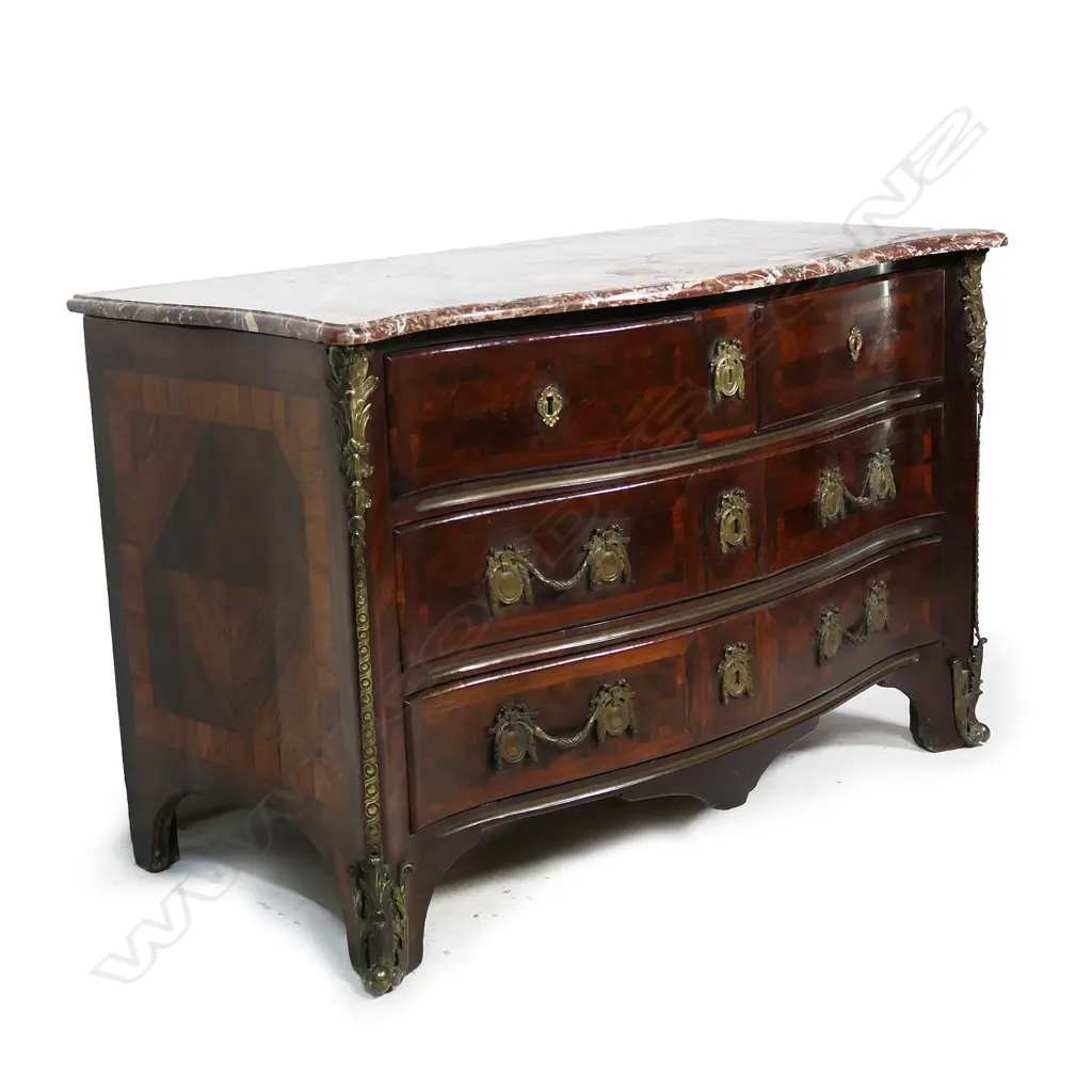 A Louis XV walnut commode, Image 1++