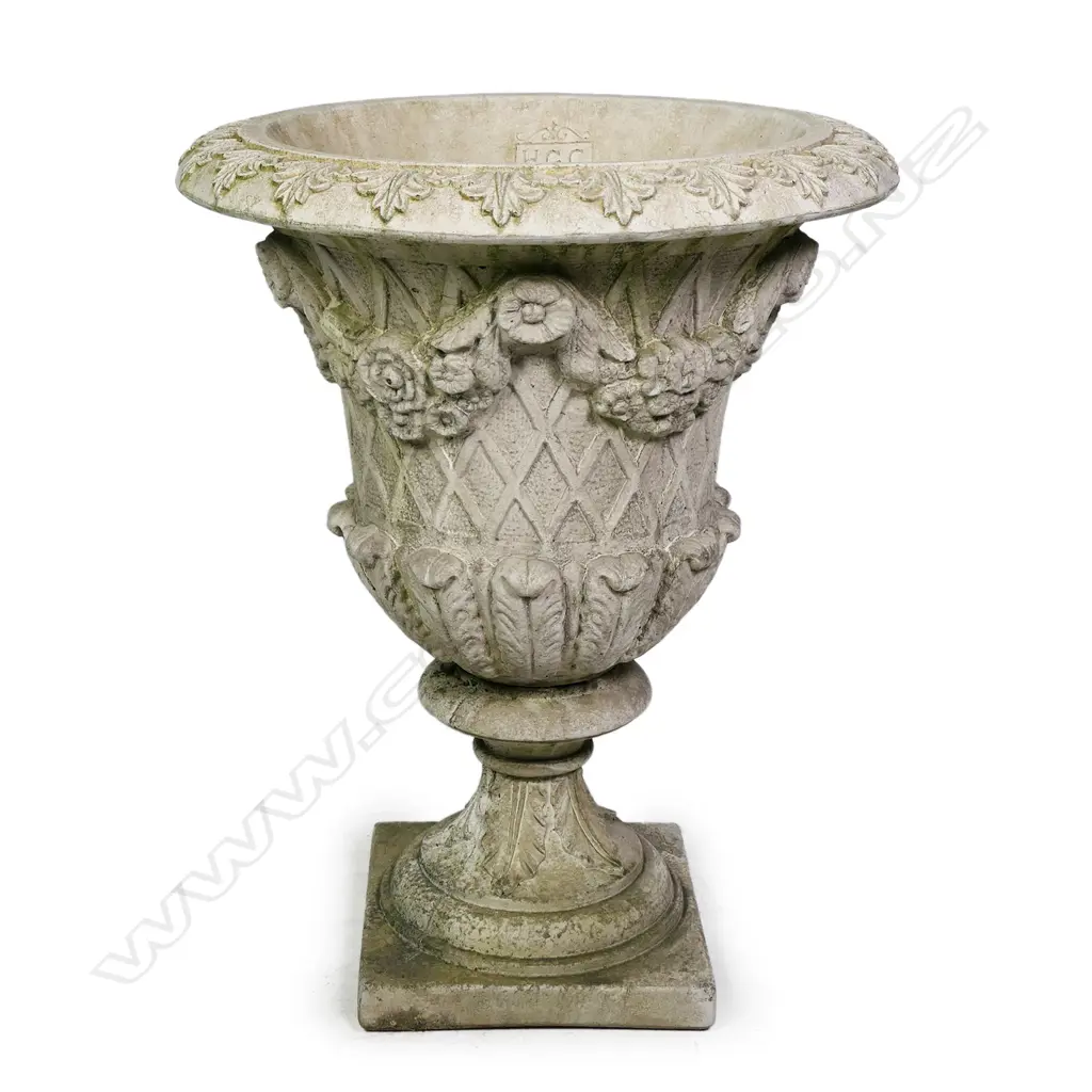 A quality English made cast concrete classical garden urn, Image 1++