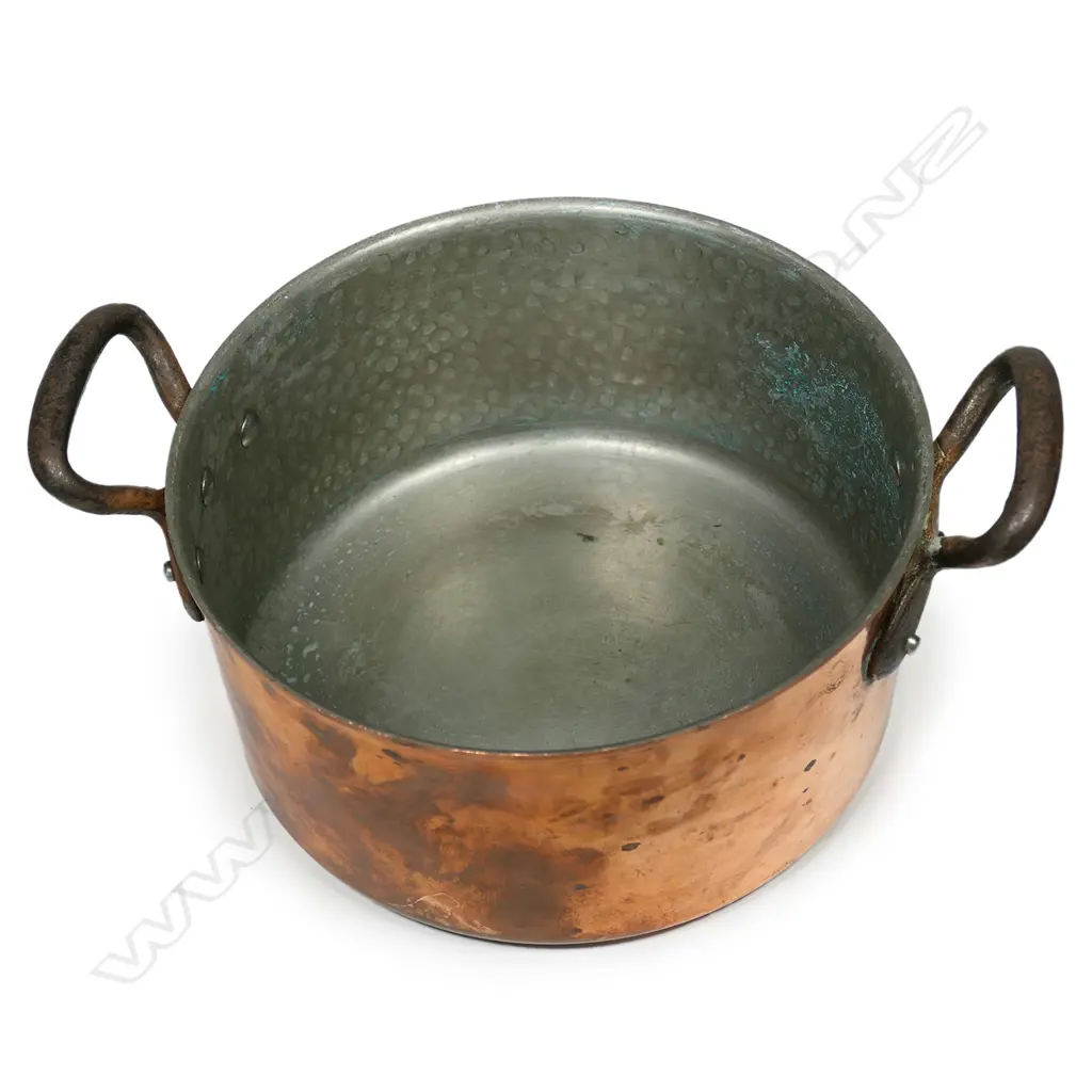 A vintage French copper lidded pot, Image 1++