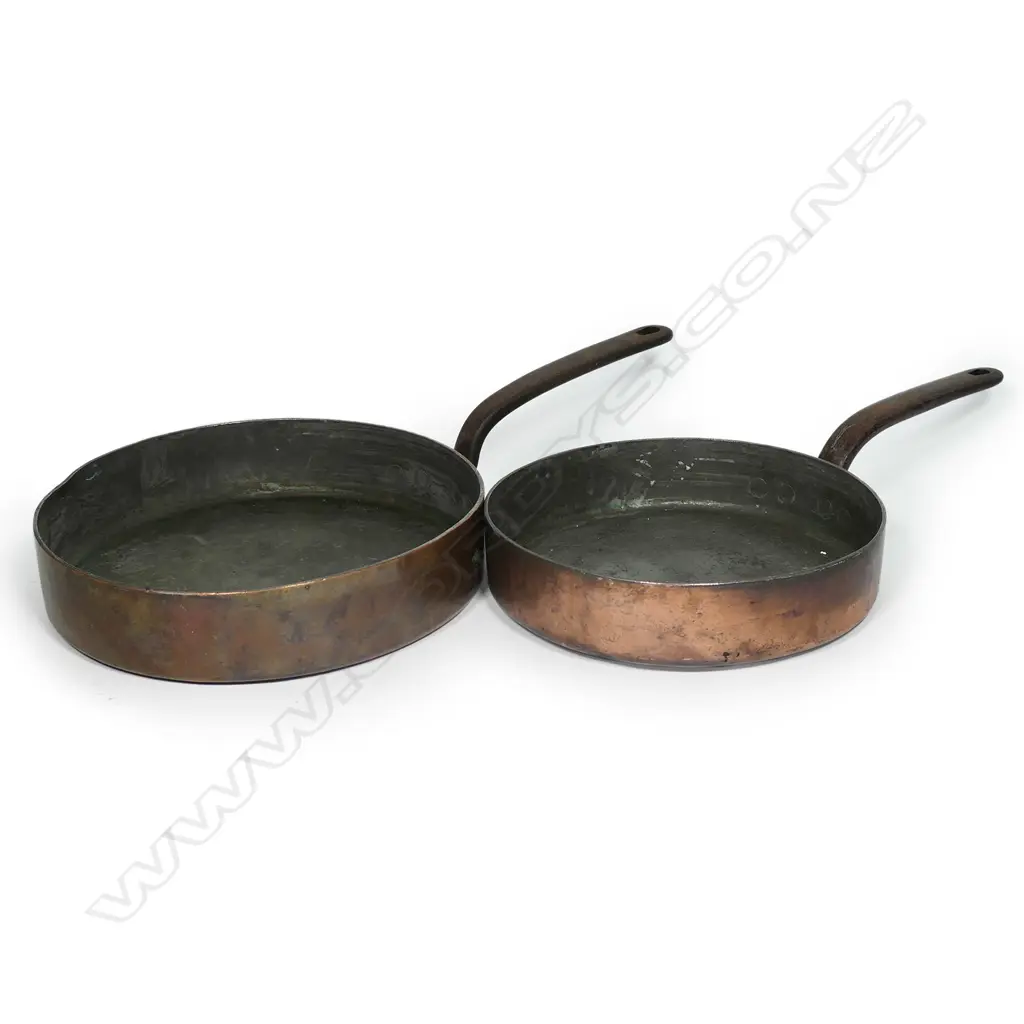 Two vintage French copper pots, Image 1++