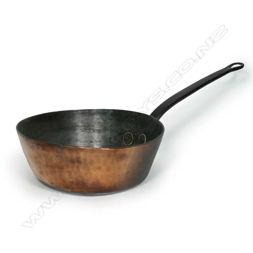 A vintage French heavy copper pan, Image 1++