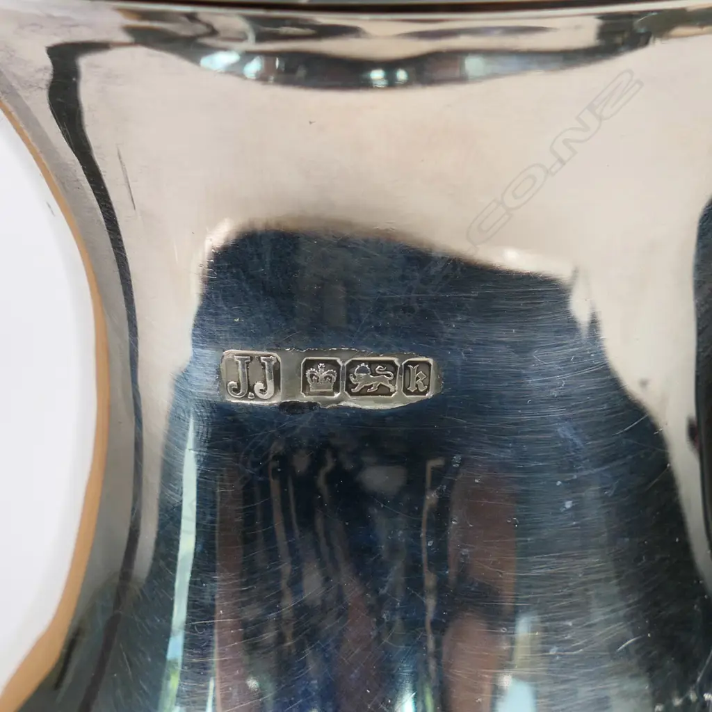 A Georgian Revival silver coffee pot, by James Charles Jay, Sheffield 1902. 730gm. Image 1++