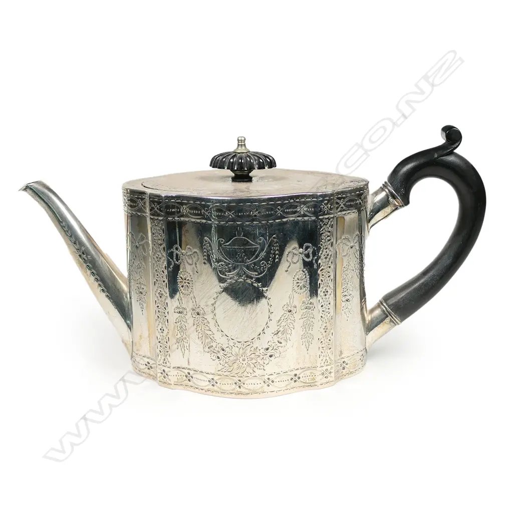 A Victorian silver teapot, London 1871 by H. Lias & Son. 580gm. Image 1++