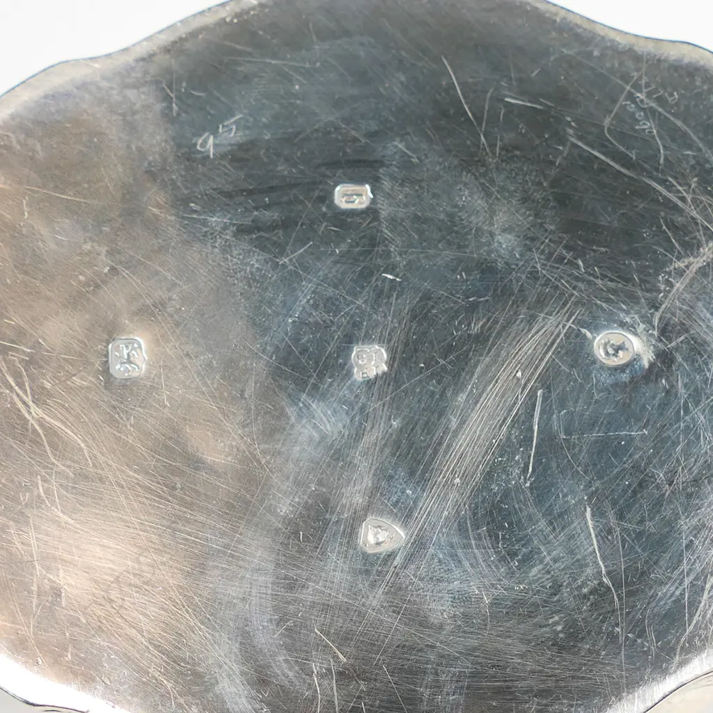 A Victorian silver teapot, London 1871 by H. Lias & Son. 580gm. Image 1++