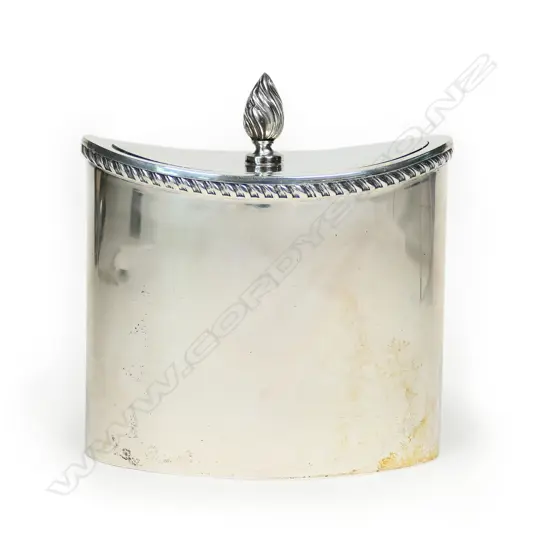 A small Victorian silver tea caddy, by Deakin & Francis, Birmingham 1875. 115gm.