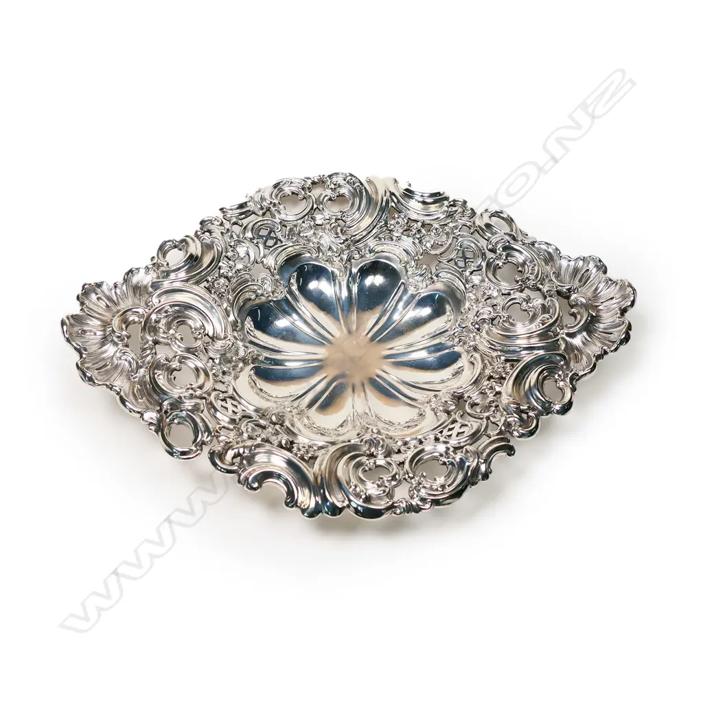 A good Wm. IV silver fruit dish, by Robinson, Edkins & Aston, Birmingham 1833. 565gm. Image 1++