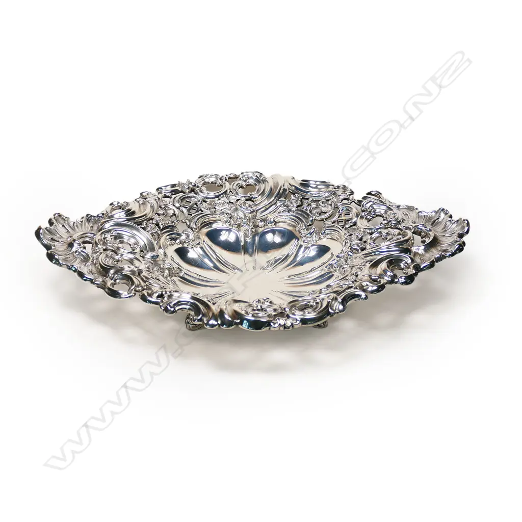 A good Wm. IV silver fruit dish, by Robinson, Edkins & Aston, Birmingham 1833. 565gm. Image 1++