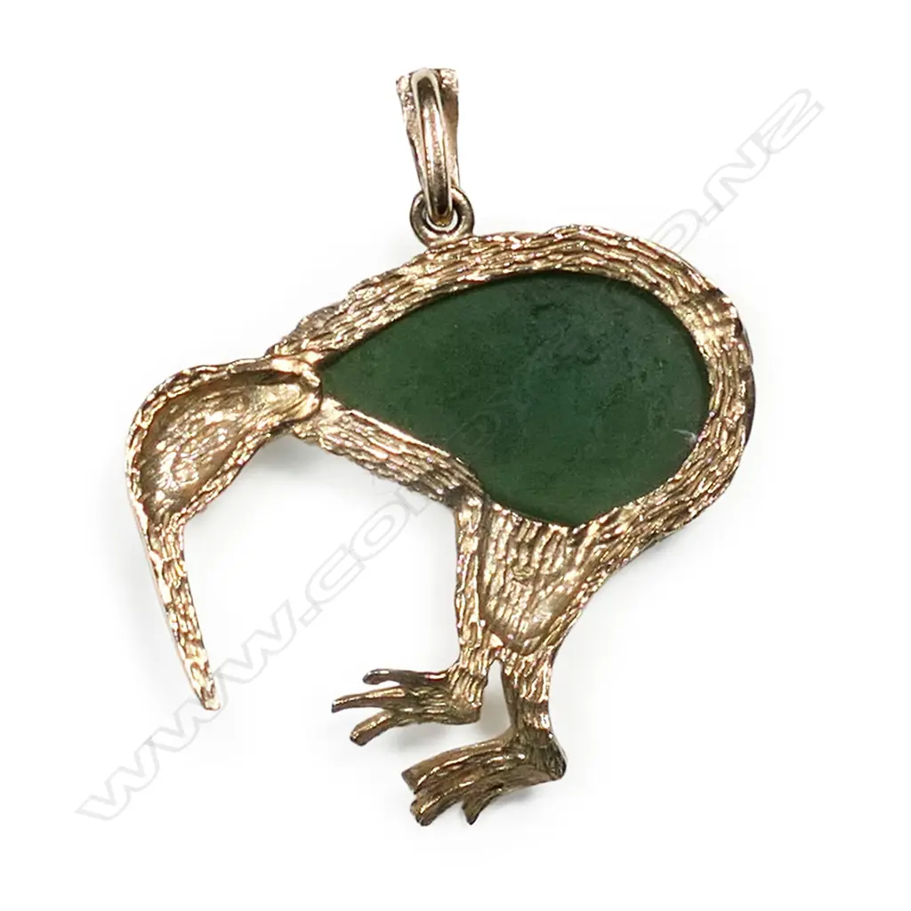 A vintage 9ct and pounamu kiwi pendant, Image 1++