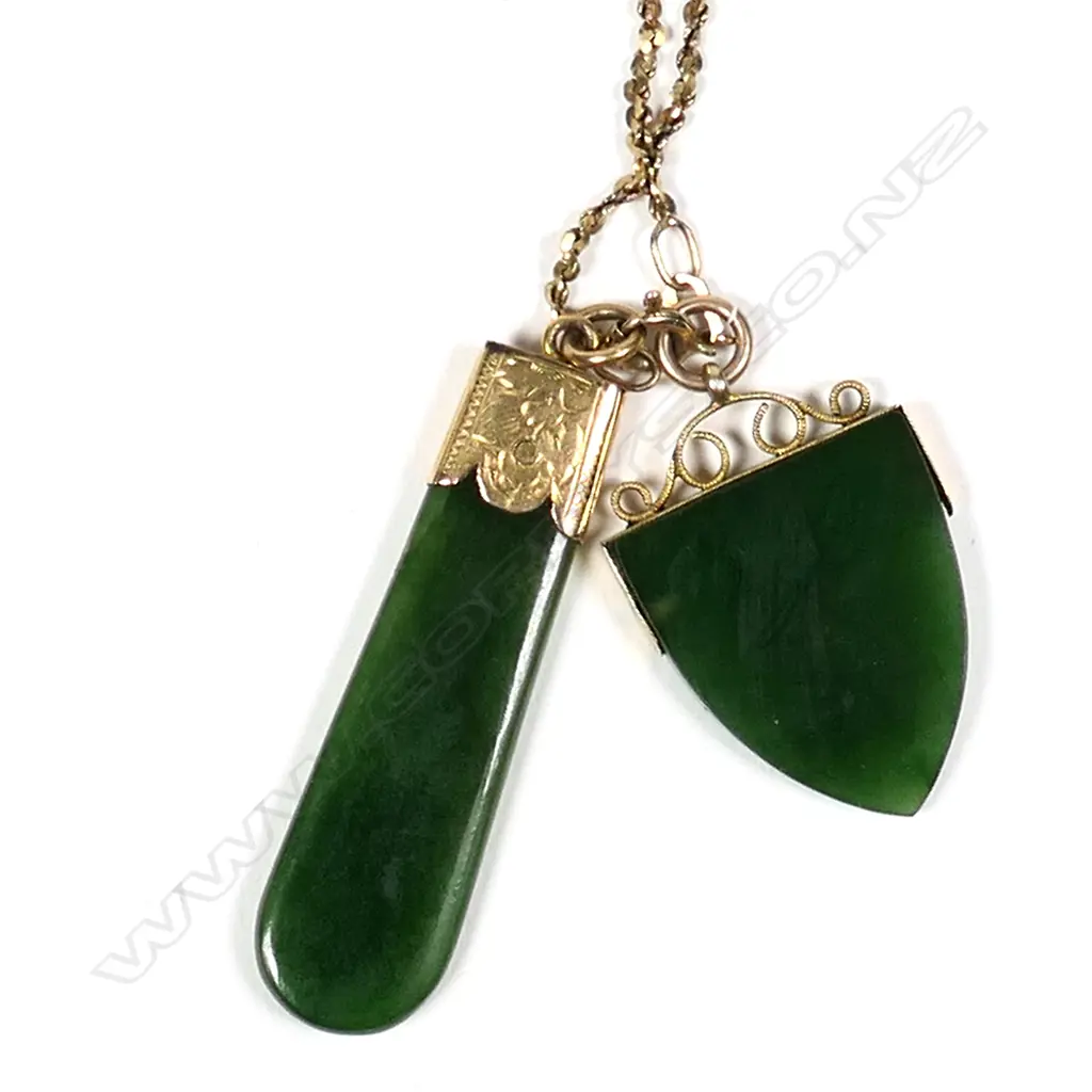 A vintage 9ct yellow gold neck chain with two intaglio cut Māori themed pendants, Image 1++