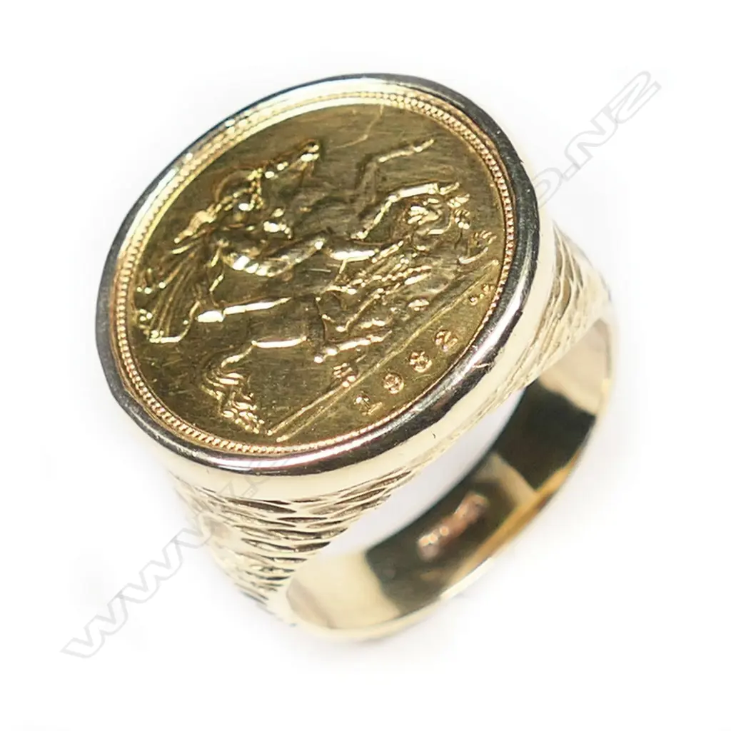 A 1982 half sovereign, Image 1++