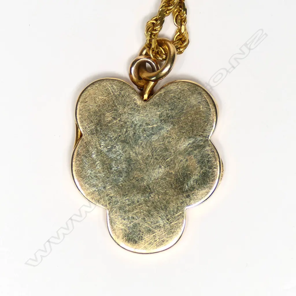 A 22ct yellow gold floral locket on 22/24ct gold chain, Image 1++