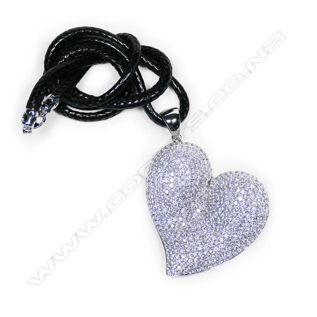 An impressive18ct white gold and diamond large heart pendant, Image 1++