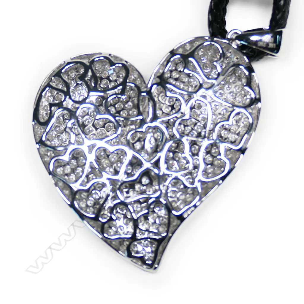 An impressive18ct white gold and diamond large heart pendant, Image 1++