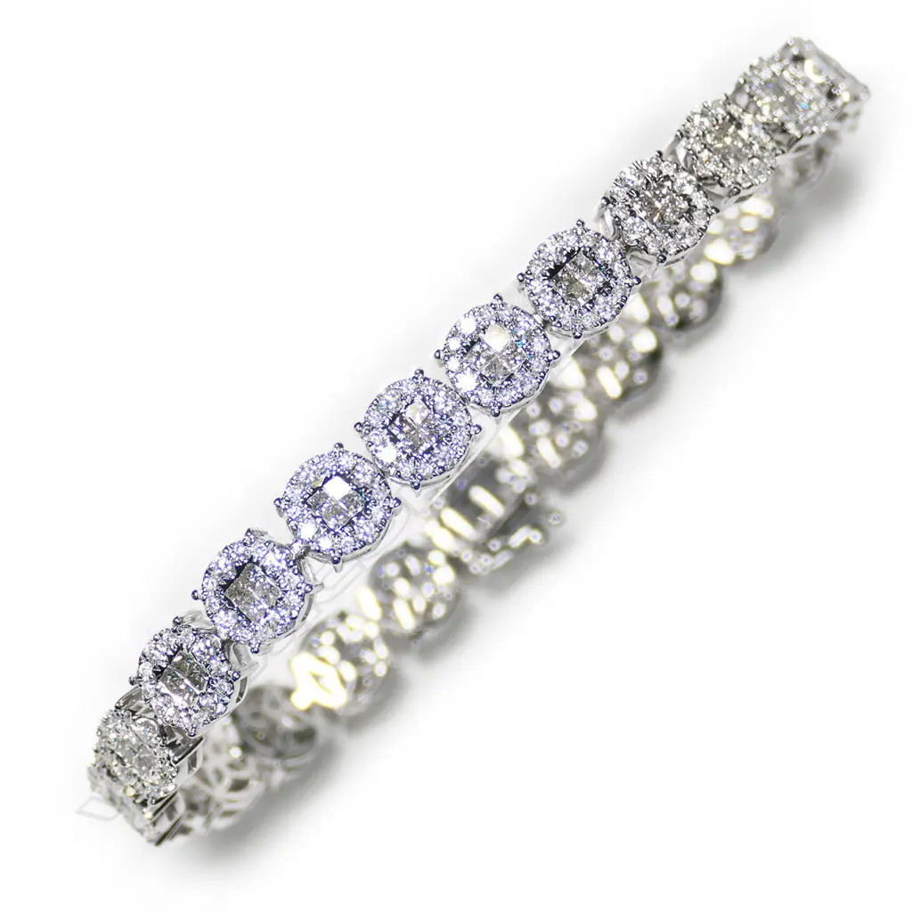 An impressive 18ct white gold and diamond bracelet, Image 1++