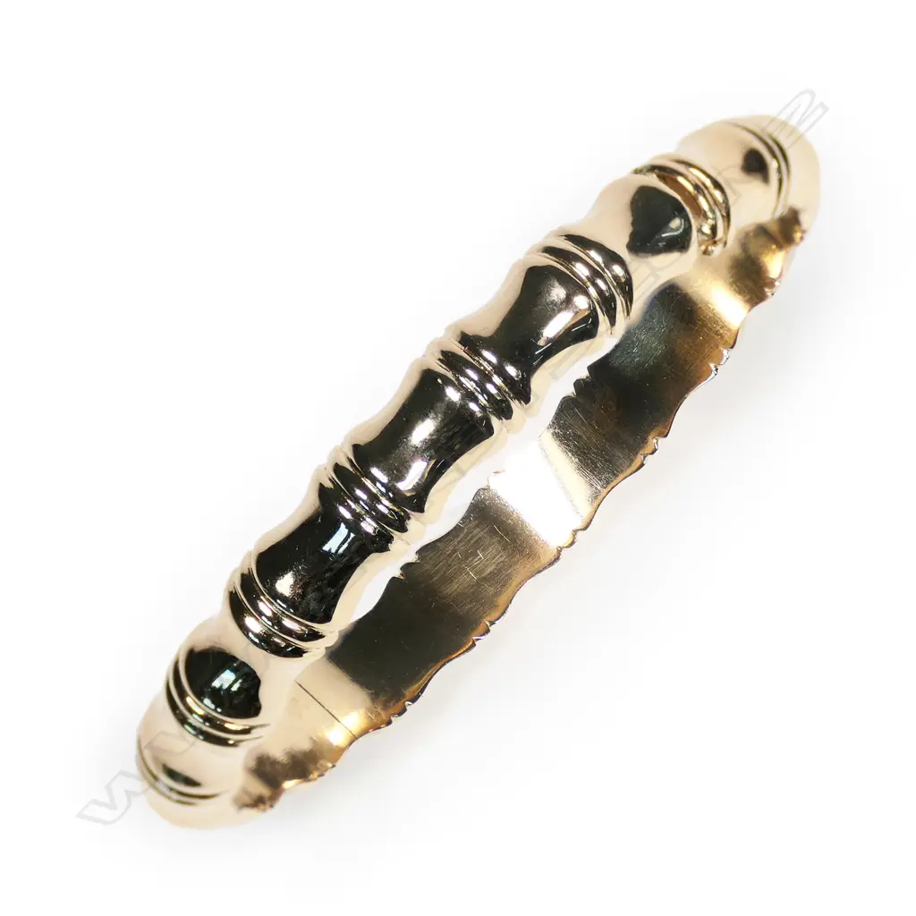 An 18ct yellow gold hinged bangle, Image 1++