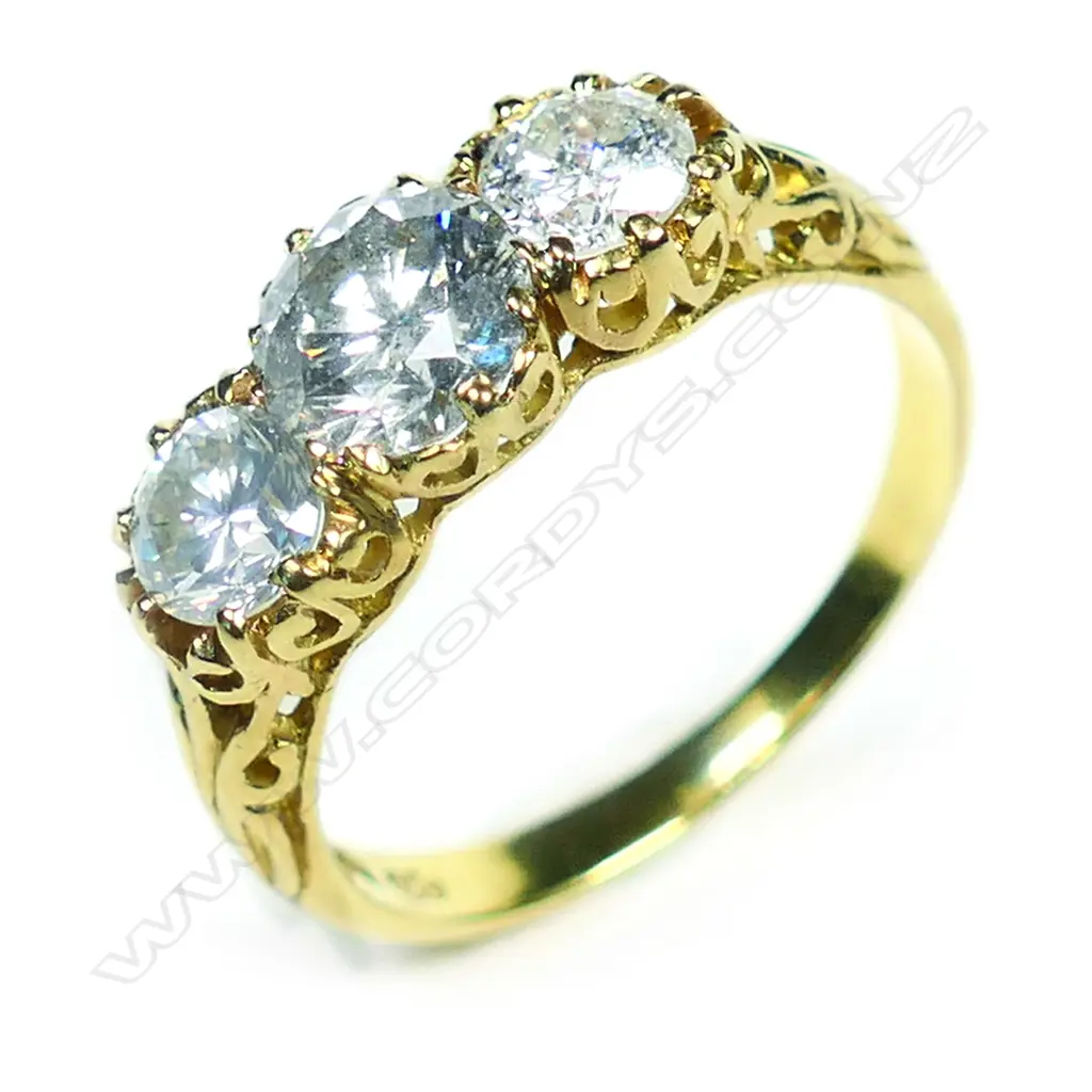 An impressive 18ct gold three stone diamond ring, Image 1++