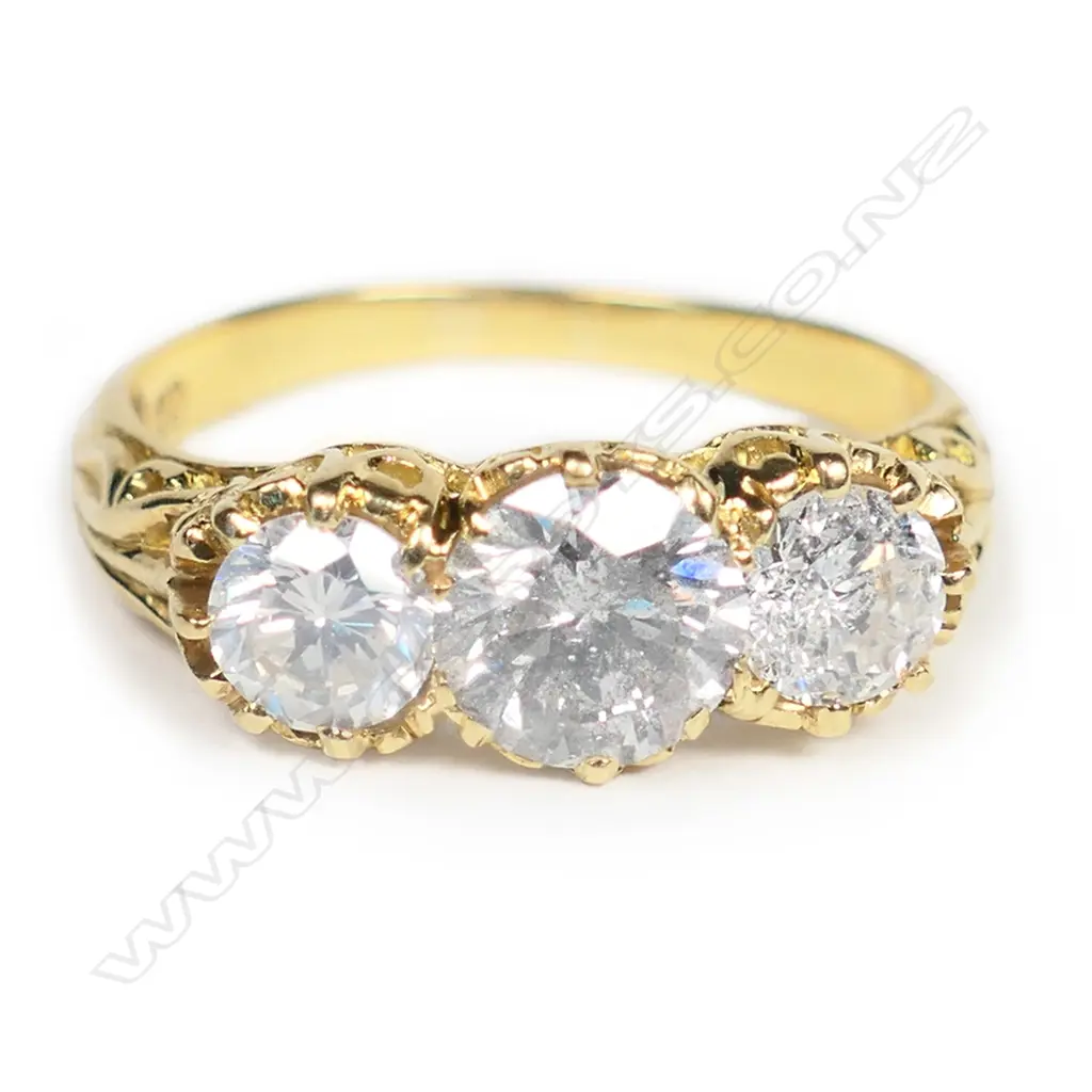 An impressive 18ct gold three stone diamond ring, Image 1++