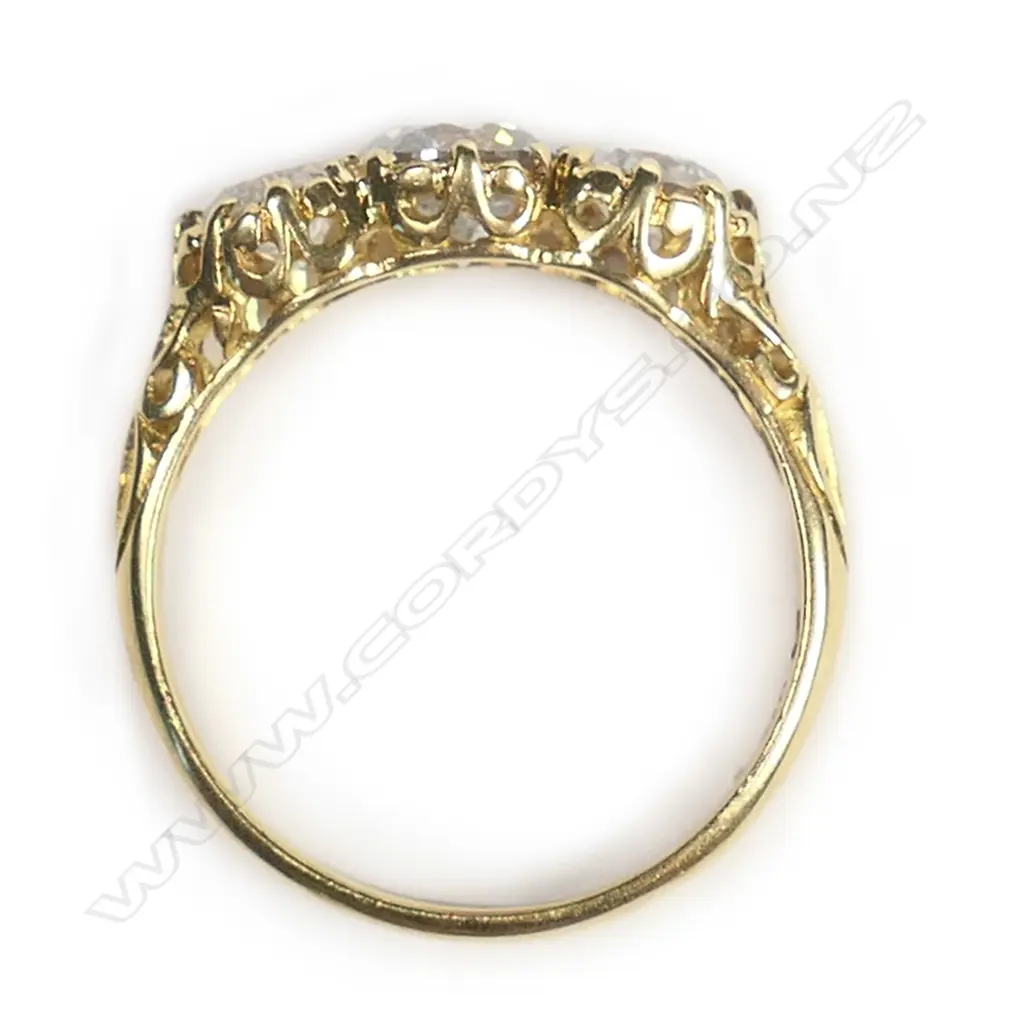 An impressive 18ct gold three stone diamond ring, Image 1++