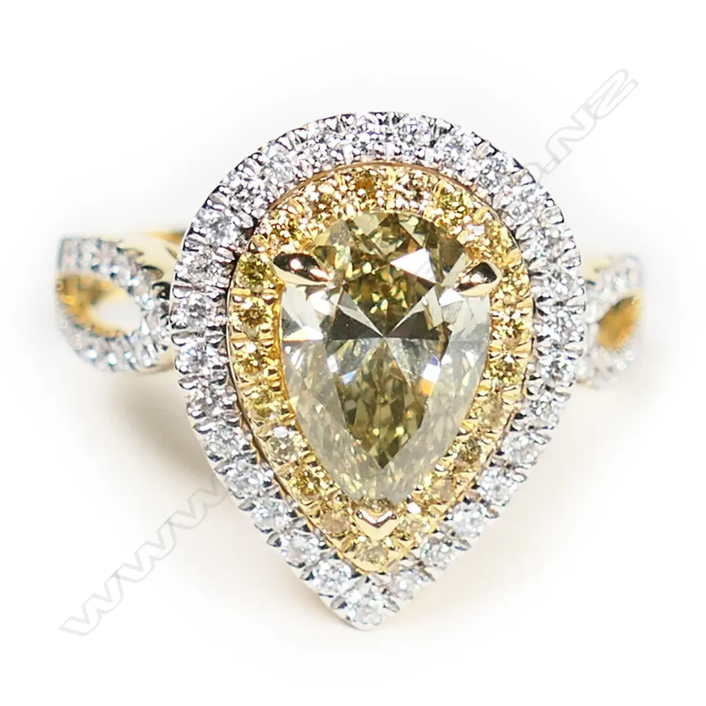 An impressive 18ct yellow, yellow and white diamond ring, Image 1++