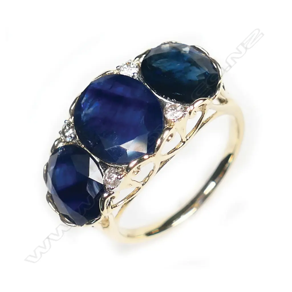 A 14ct gold sapphire and diamond vintage style trilogy ring, Image 1++