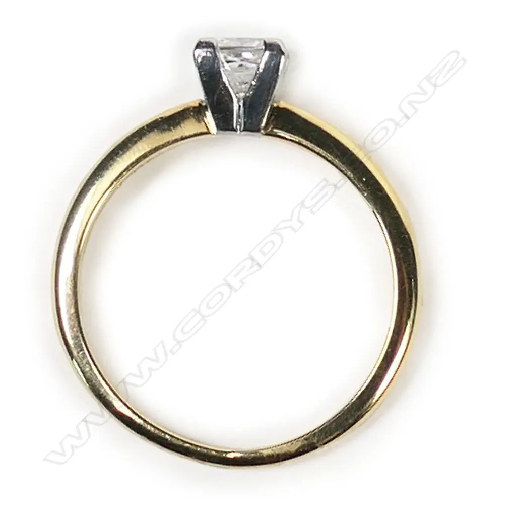 An 18ct gold and diamond solitaire ring, Image 1++